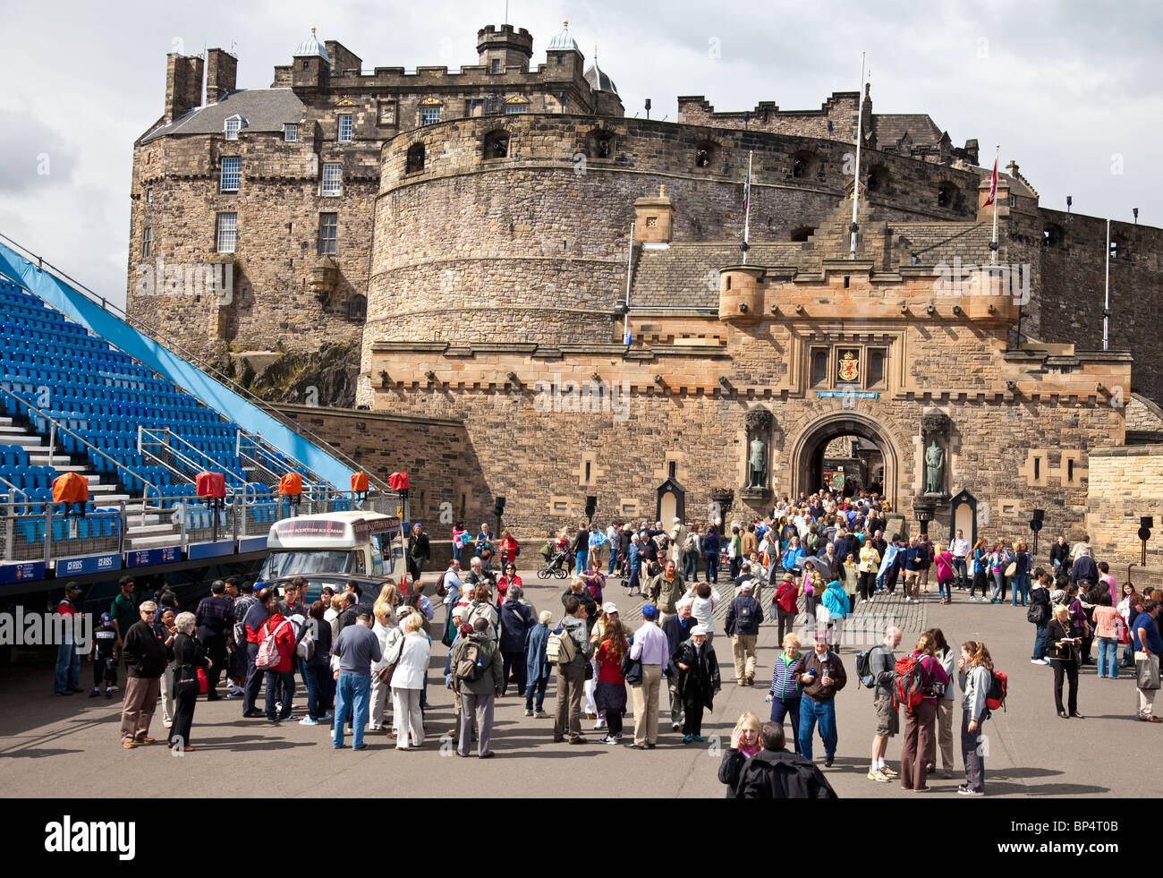 Des foules de touristes dans le château d'Édimbourg, Écosse Esplanade UK, Grande-Bretagne, avec des sièges pour le Military Tattoo visible à gauche. Banque D'Images