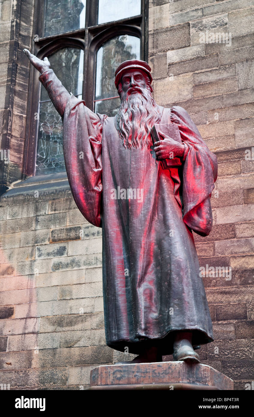 Statue de John Knox, le Reforemer écossais, éclairé par les feux rouges comme le nouveau Collège Cour est un lieu du Festival Fringe d'Édimbourg Banque D'Images Statue de John Knox, le Reforemer écossais, éclairé par les feux rouges comme le nouveau Collège Cour est un lieu du Festival Fringe d'Édimbourg Banque D'Images