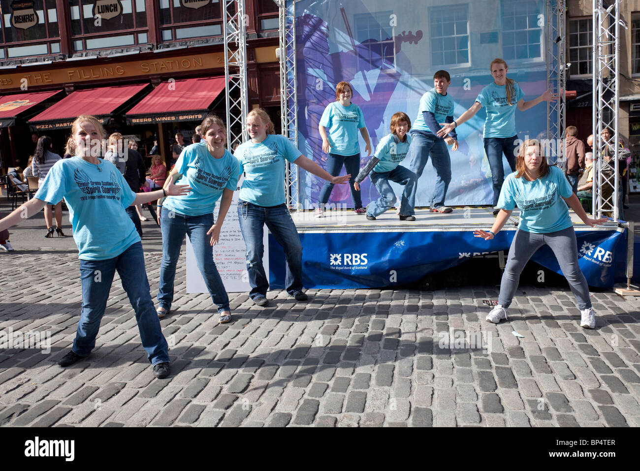 Les adolescents américains faisant la promotion de leur drame 'esprit planeur', dans le Royal Mile/High Street dans le cadre du Festival Fringe d'Édimbourg Banque D'Images