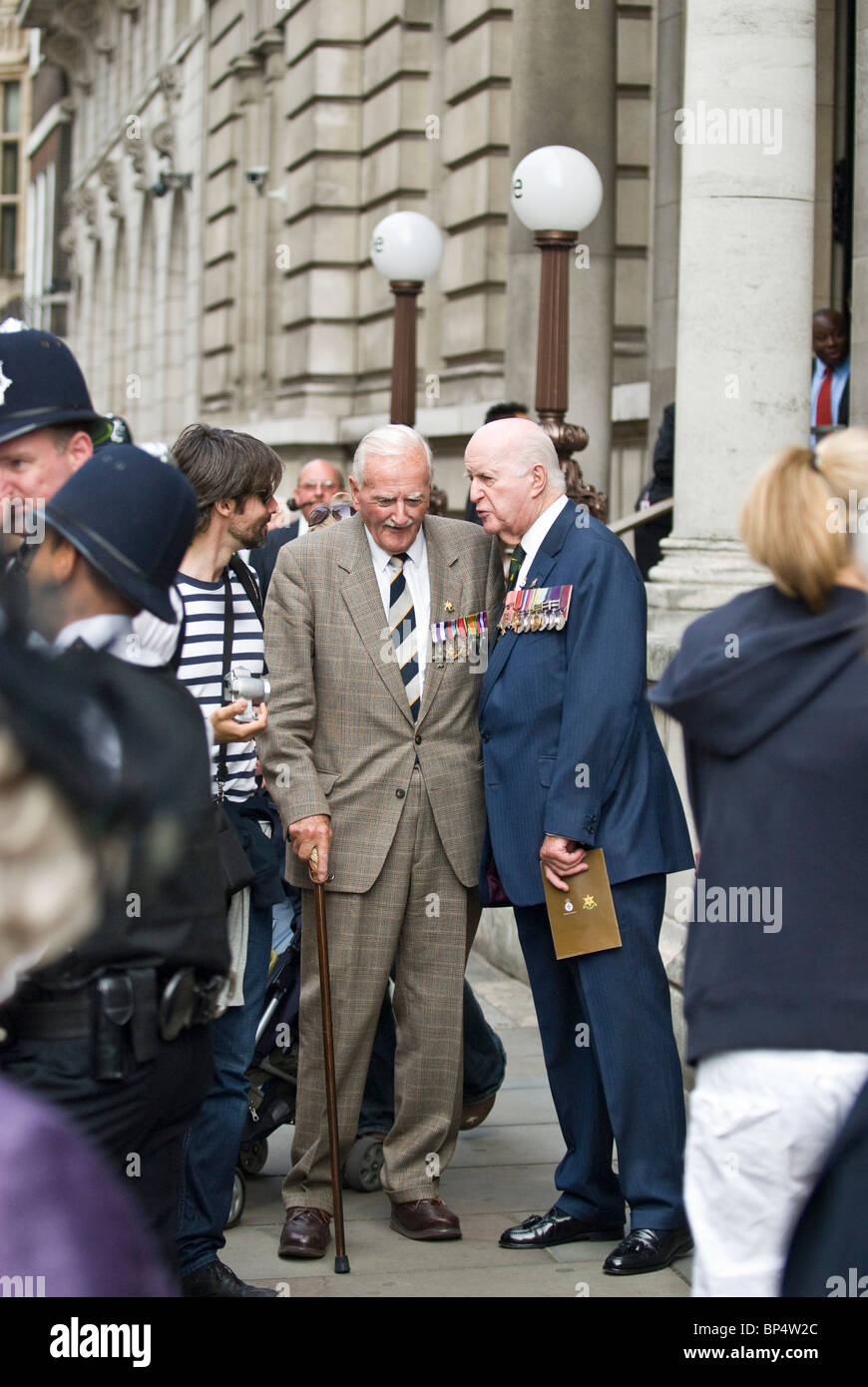 Le vicomte Jean Slim (à droite), les anciens combattants se réunissent, au 65e anniversaire de la Victoire sur le Japon, Londres 2010. Campagne de l'Extrême-Orient. Banque D'Images