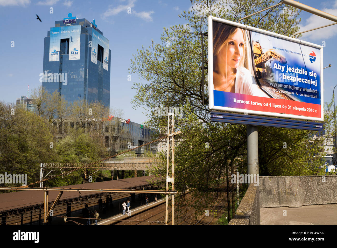 Les personnes en attente sur une plate-forme du train, Varsovie Pologne Banque D'Images