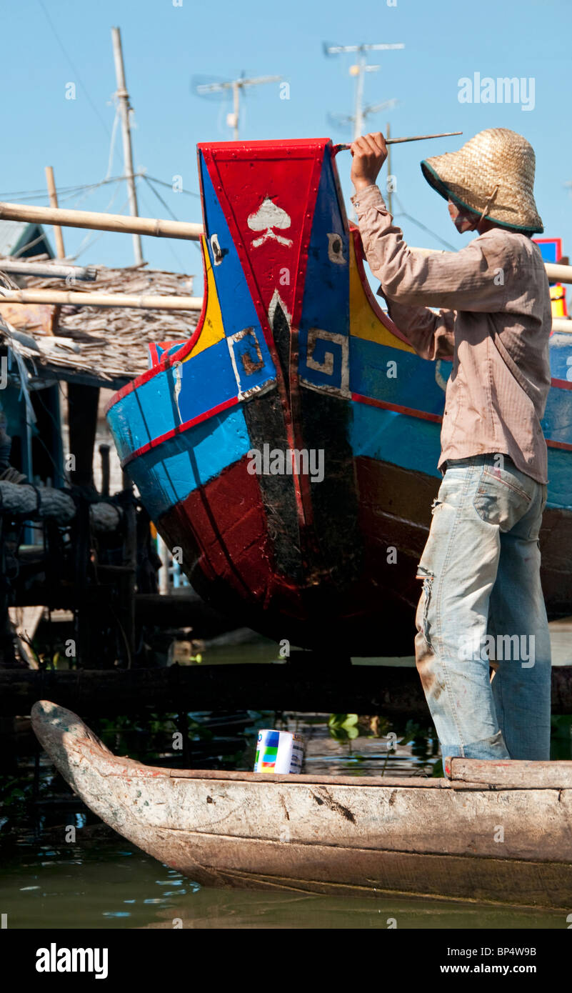 Man painting un bateau à Kompong Chnang, Cambodge Banque D'Images