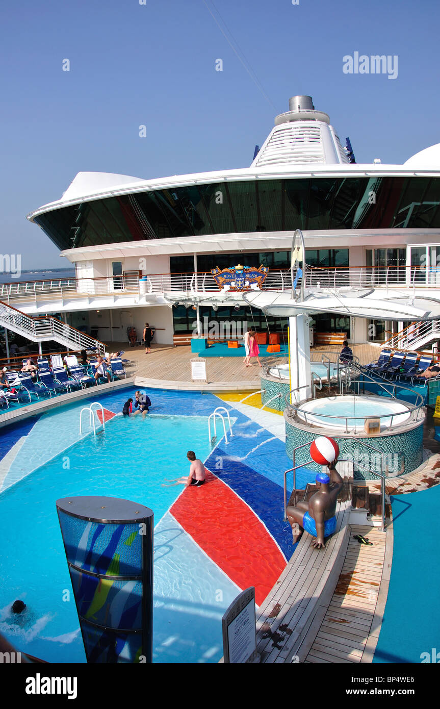 Plage de piscine, Royal Caribbean Cruises 'Jewel of the Seas", navire de croisière de la mer Baltique, Europe Banque D'Images