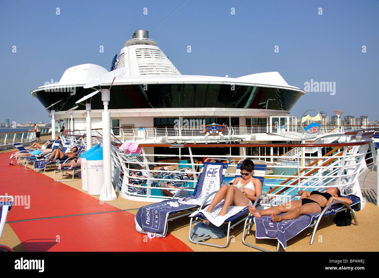 Plage de piscine, Royal Caribbean Cruises 'Jewel of the Seas", navire de croisière de la mer Baltique, Europe Banque D'Images