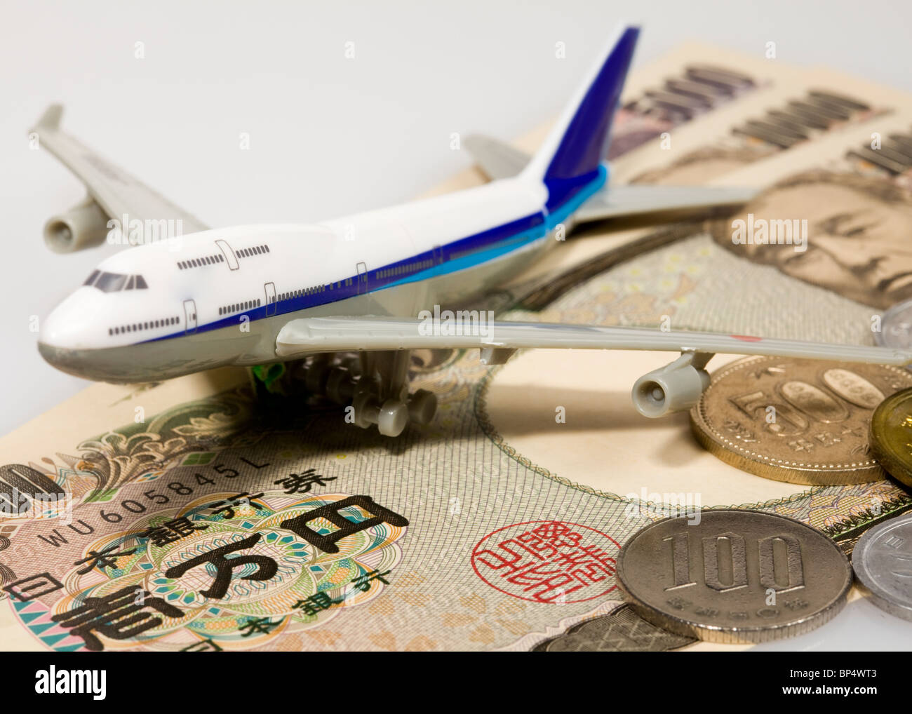 Toy airplane sur yen japonais Banque D'Images