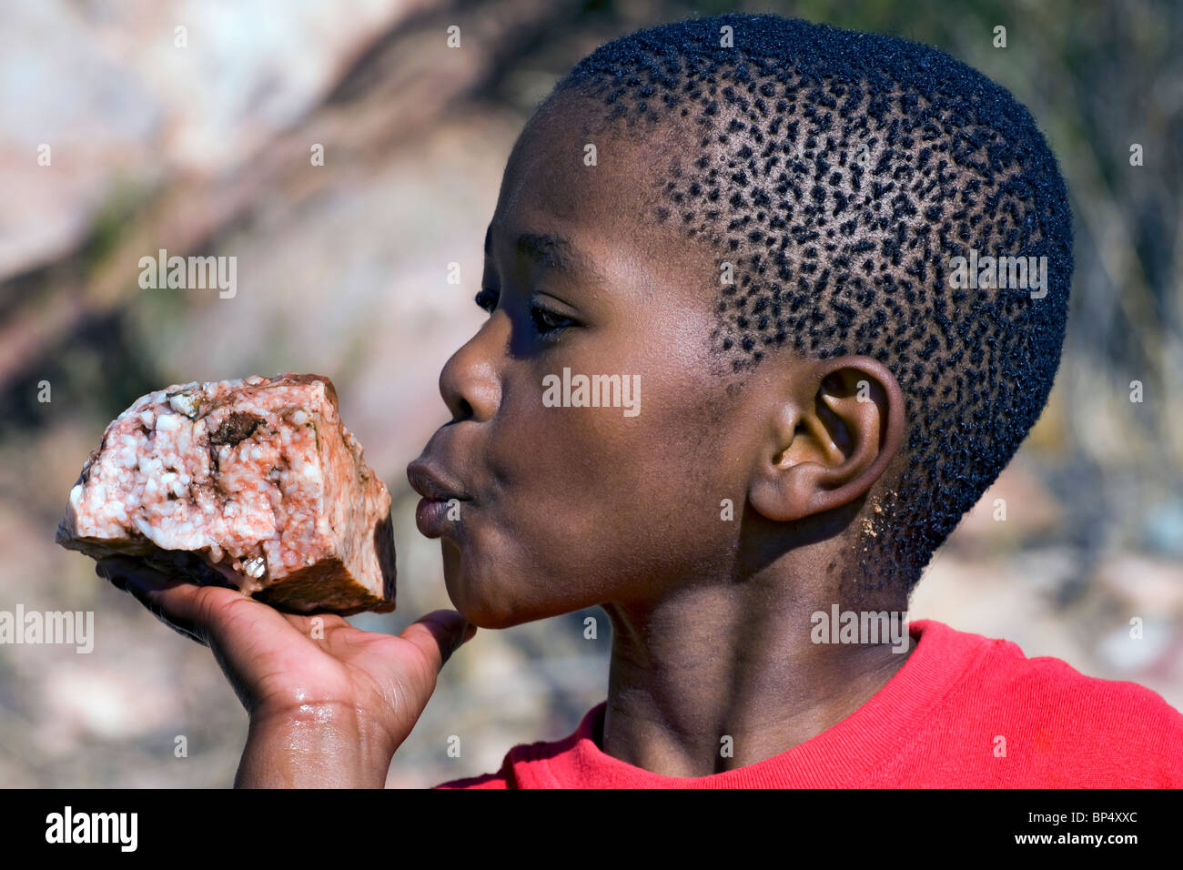 Un garçon noir de l'Afrique du Sud jouant dans les montagnes Cederberg Banque D'Images