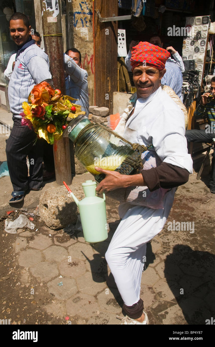 La réglisse verre vendeur au Caire Egypte Banque D'Images