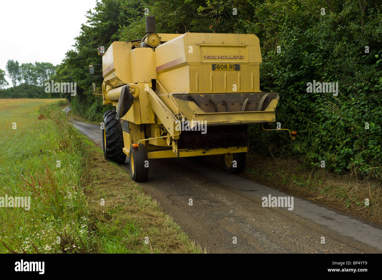 Moissonneuse batteuse descendre une voie dans le Kent Banque D'Images