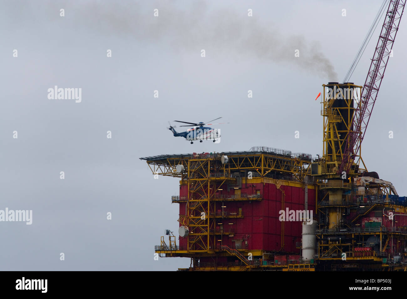 Sikorsky S 92 Bristows Sterne atterrissage sur une plate-forme en mer du Nord Banque D'Images Sikorsky S 92 Bristows Sterne atterrissage sur une plate-forme en mer du Nord Banque D'Images