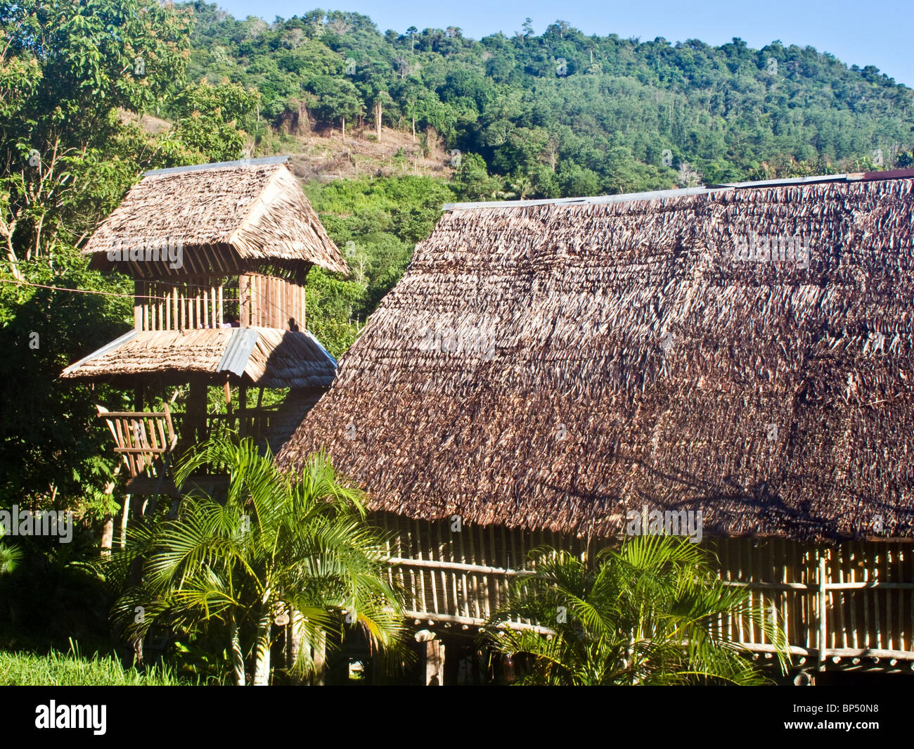 Borneo longue maison sur pilotis faits de matériaux traditionnels à Sabah, Malaisie, Asie Banque D'Images