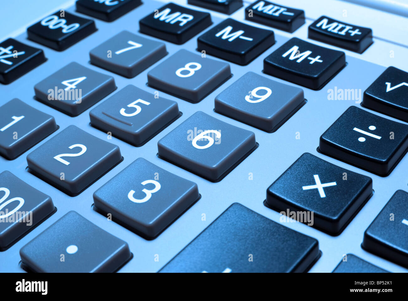 Gros plan de la calculatrice avec filtre photo froid. Banque D'Images