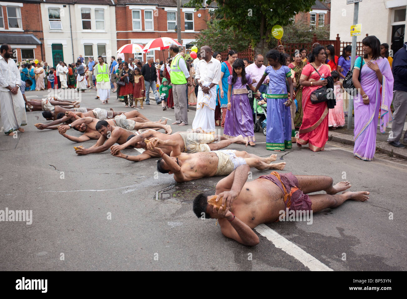 Des milliers de personnes assistent au festival Chariot annuel du temple de Shree Ganapathy hindou tamoul à Wimbledon, dans le sud-ouest de Londres, en Angleterre, au Royaume-Uni Banque D'Images