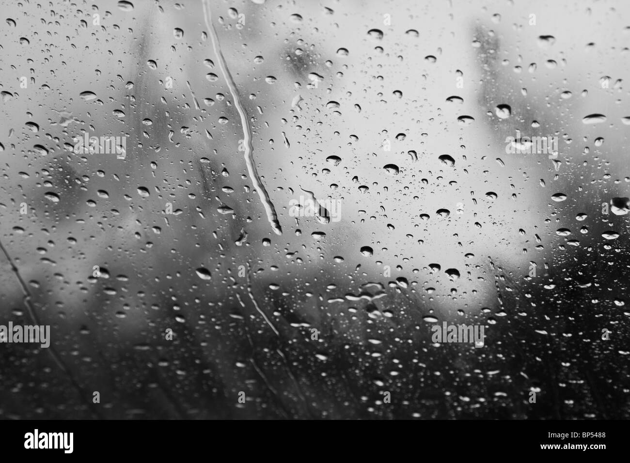 Des gouttes de pluie et de ruissellement vers le bas d'une fenêtre Banque D'Images