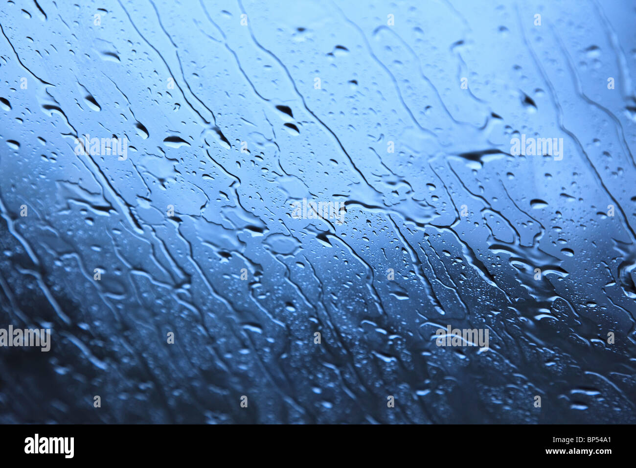 Des gouttes de pluie et de ruissellement vers le bas d'une fenêtre Banque D'Images