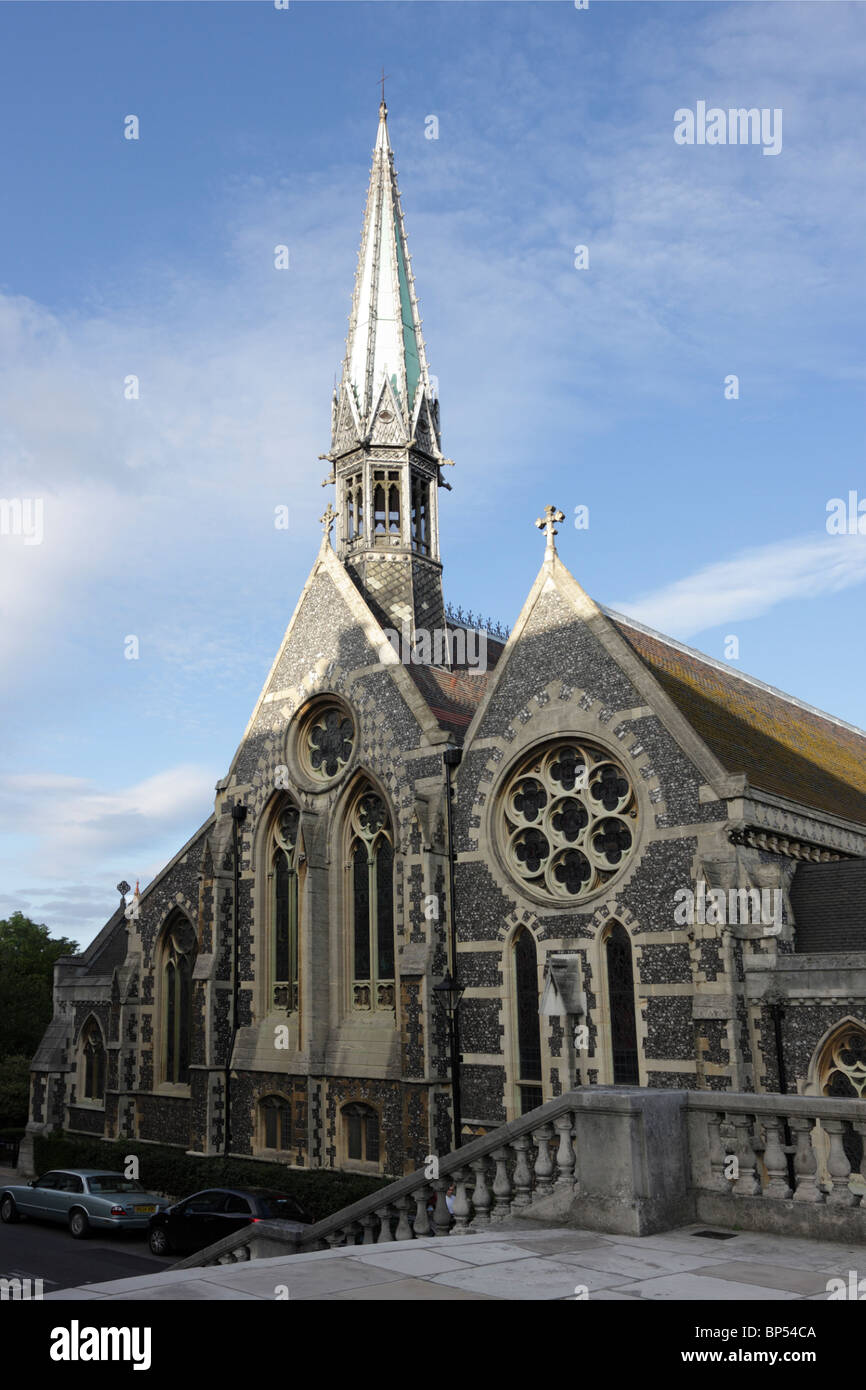 Avec la spire se dorant dans la chapelle de la lumière du soleil du soir,une partie de la facilité d'apprentissage historique qu'est l'École de Harrow. Banque D'Images