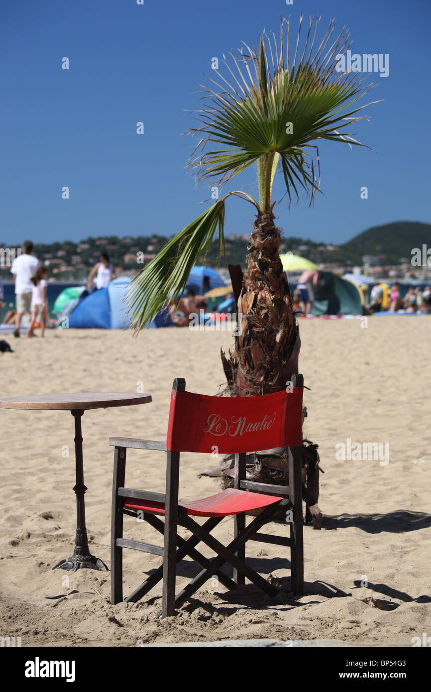 Table et chaise vide sur la plage dans le sud de la france Banque D'Images