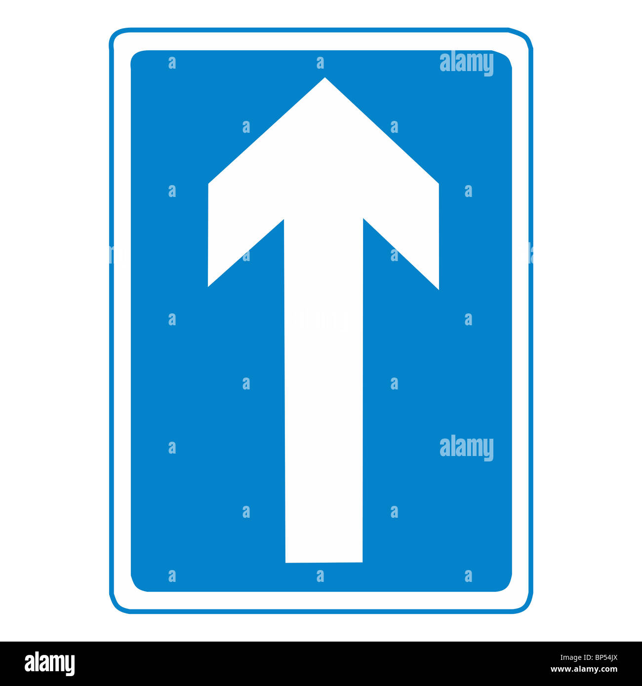 Uk road sign dans un sens de circulation rue rue flèche blanche sur fond bleu Banque D'Images