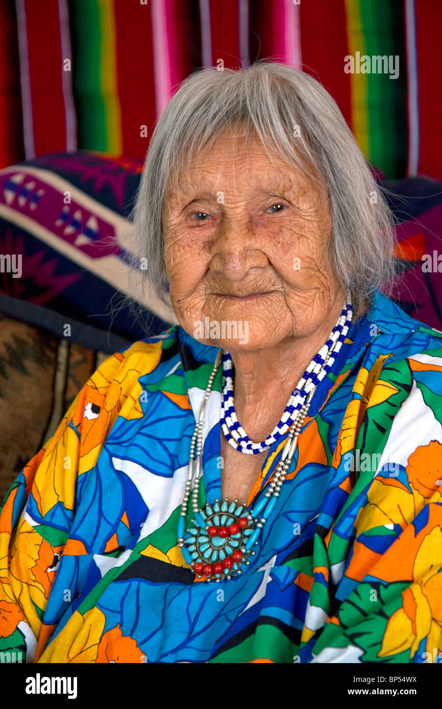 Les Pueblo femme âgée à San Felipe Pueblo, New Mexico, USA. Banque D'Images