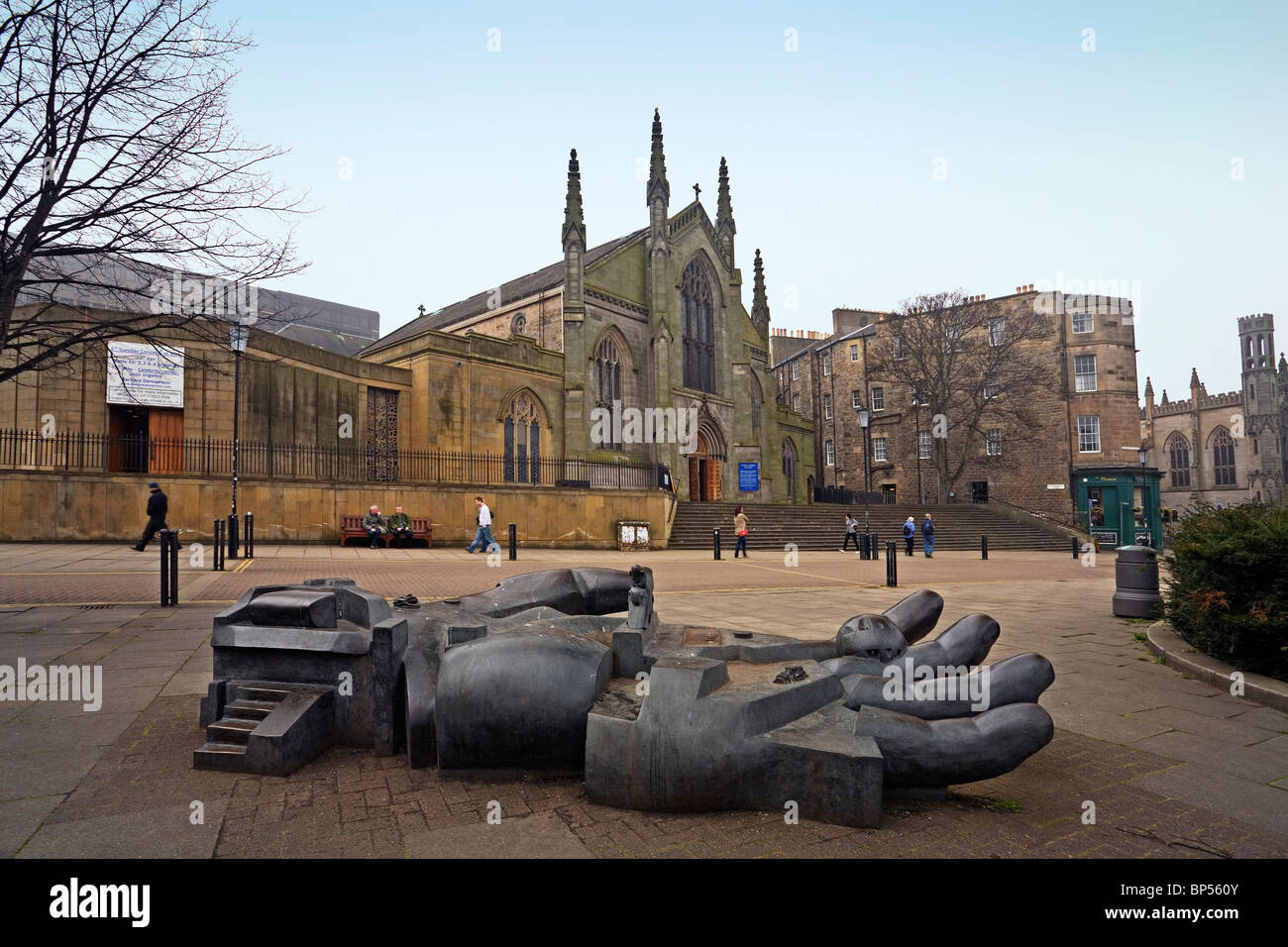 La sculpture à la main et St Mary's Roman Catholic Cathedral, Édimbourg Banque D'Images