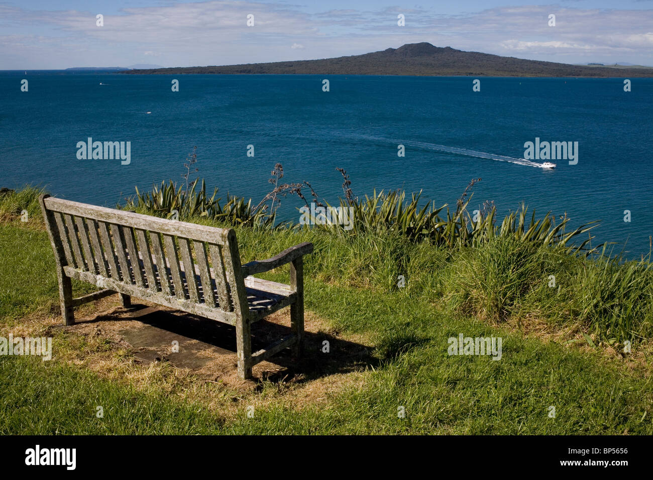 L'île volcanique de Rangitoto à Auckland bay à plus de North Head. Banque D'Images L'île volcanique de Rangitoto à Auckland bay à plus de North Head. Banque D'Images