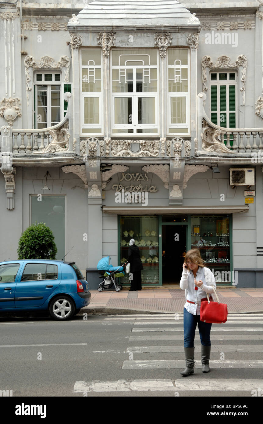 Boutique de l'Art Nouveau (avant 1914) par Enrique Nieto, d'une Espagnole sur téléphone passage piétons, High Street, Melilla, Espagne Banque D'Images