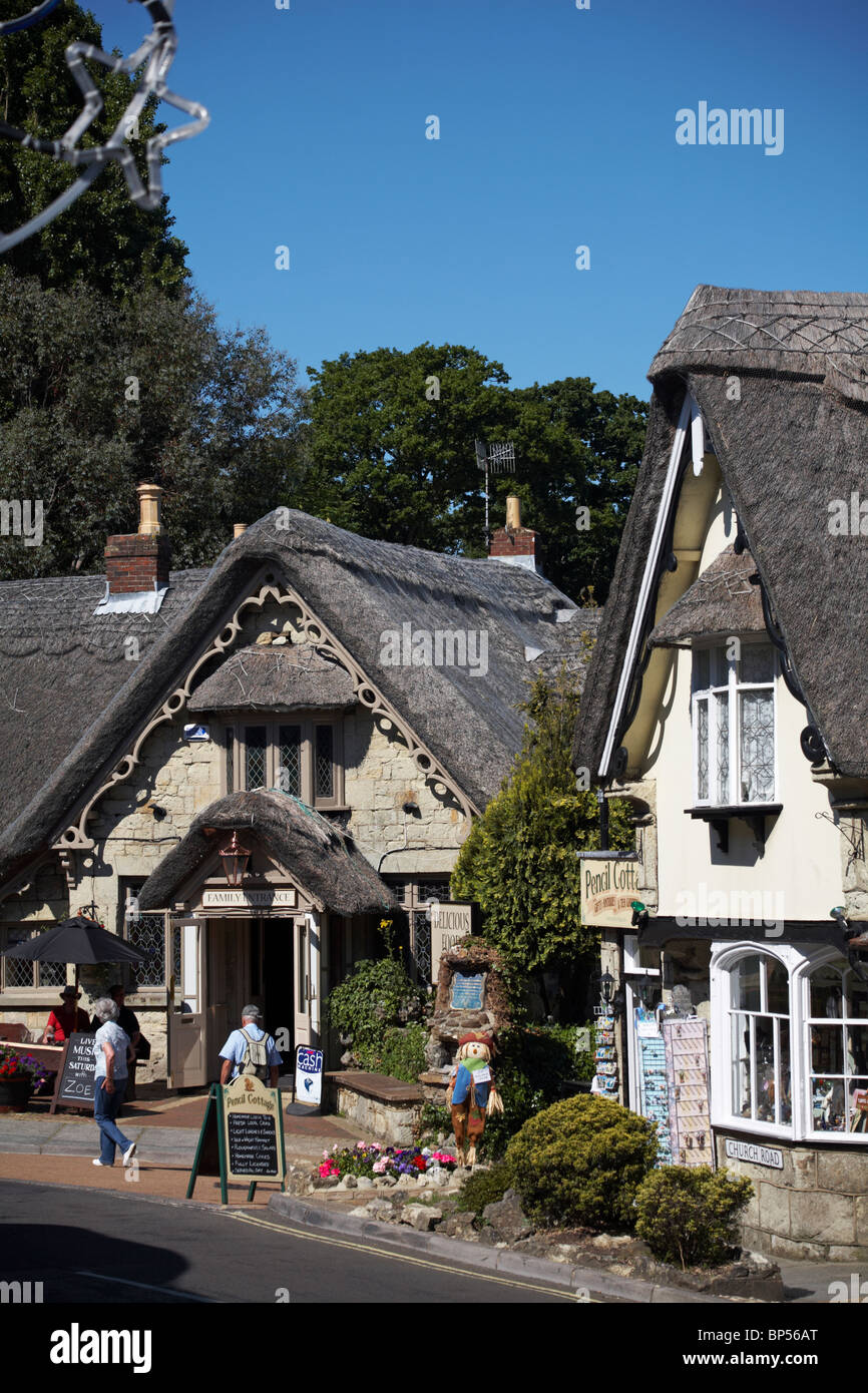 Visiteurs touristes profitant du charme des vieux cottages à chaume à Shanklin Old Village, île de Wight, Hampshire Royaume-Uni en juin Banque D'Images