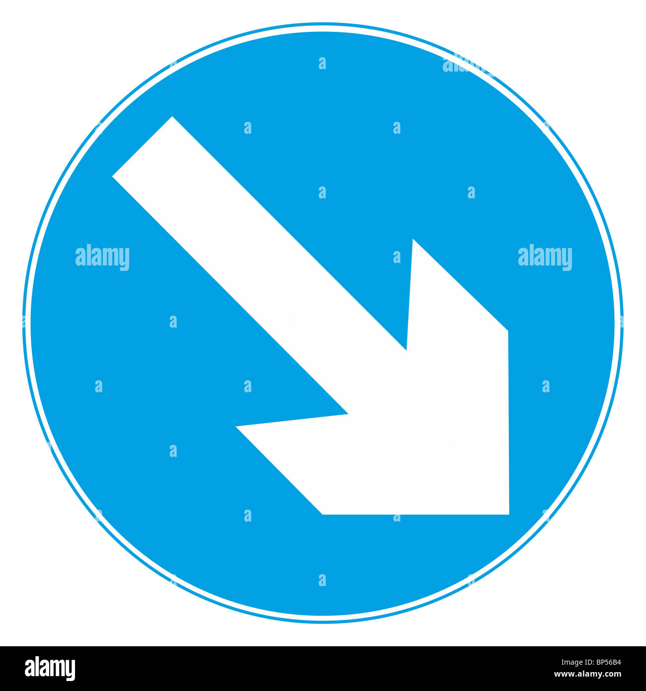 Uk road sign garder flèche droite déplacer le levier d'une flèche blanche sur fond bleu Banque D'Images