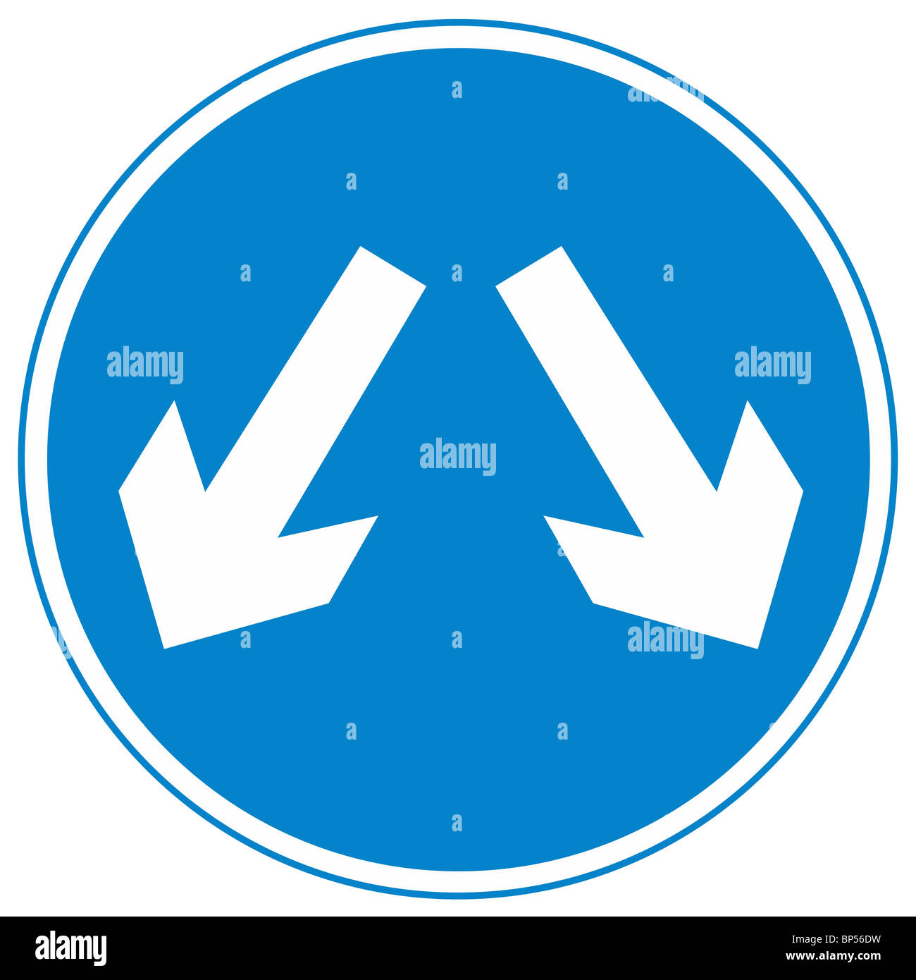 Uk road sign flèches blanches passer à la fois et d'autre Banque D'Images