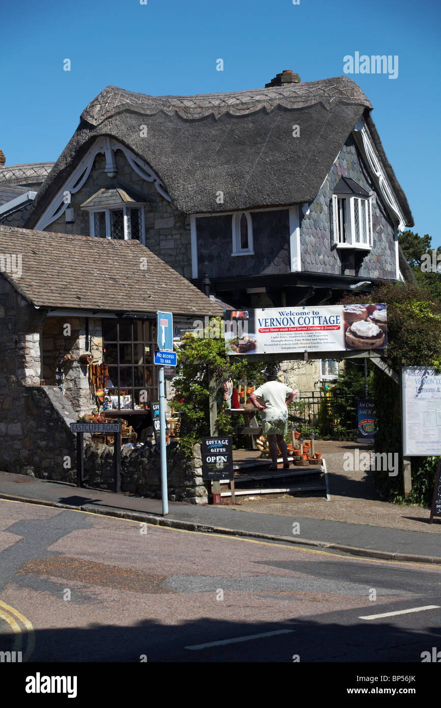 Visiteurs touristes visitant le Crafts Cottage et Vernon Cottage à Shanklin Old Village, île de Wight, Hampshire Royaume-Uni en juin - station balnéaire Banque D'Images