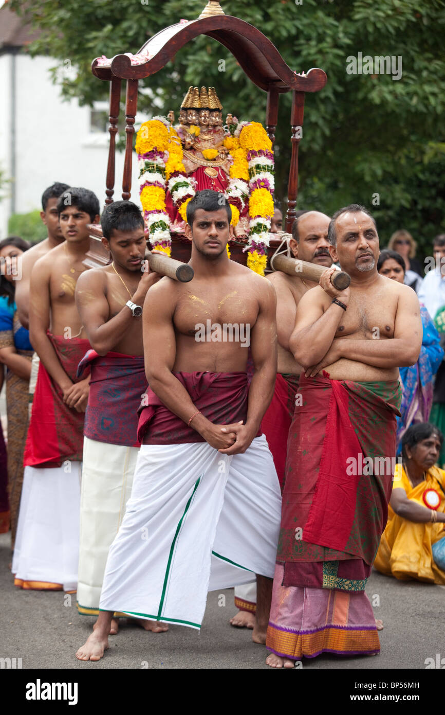 Des milliers de personnes assistent au festival Chariot annuel du temple de Shree Ganapathy hindou tamoul à Wimbledon, dans le sud-ouest de Londres, en Angleterre, au Royaume-Uni Banque D'Images