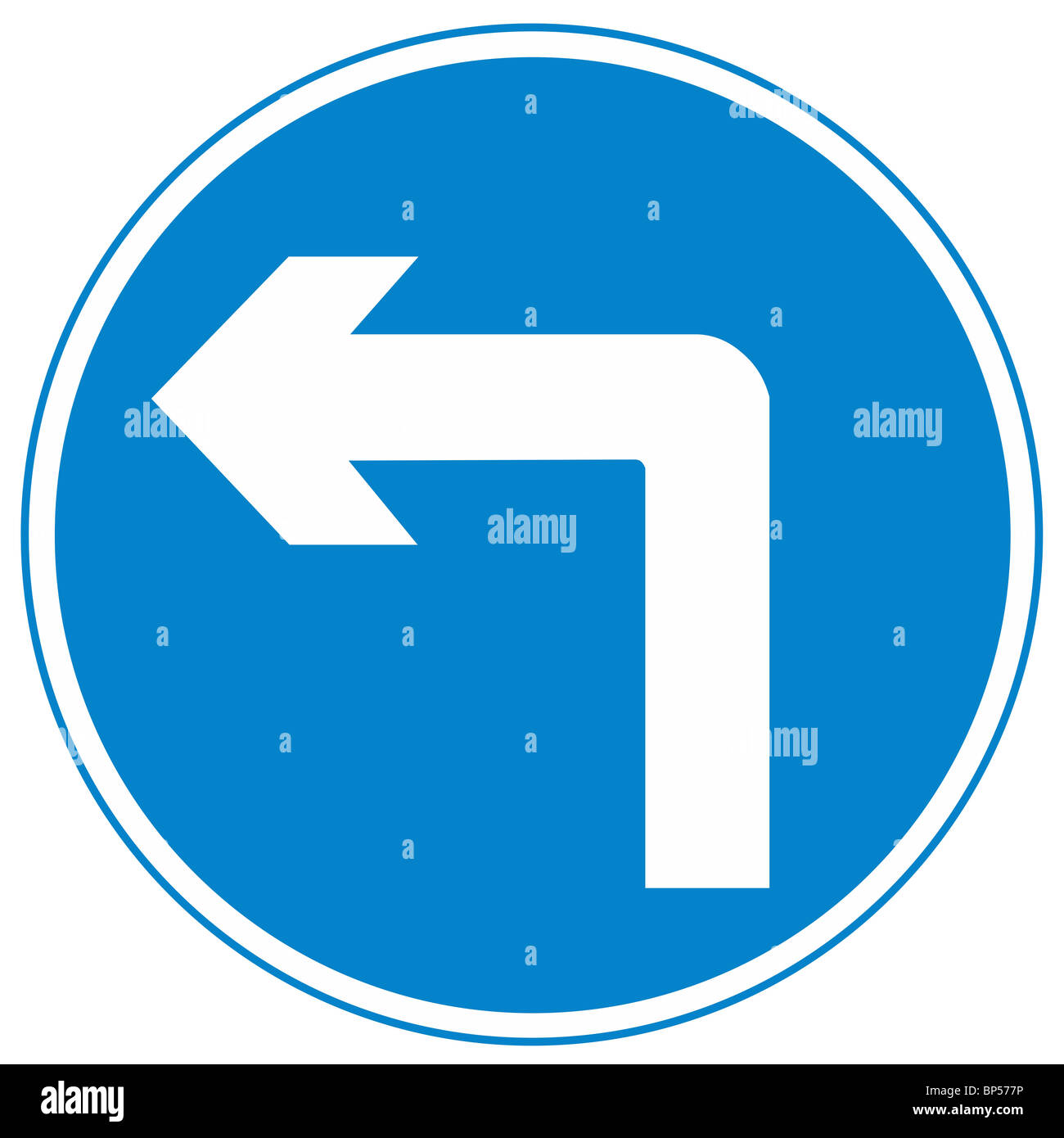 Uk road sign one way street à gauche flèche bleu blanc Banque D'Images