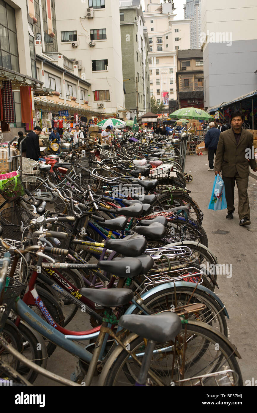 La Chine, Shanghai. Des vélos dans le quartier de Chenghuang Miao. Banque D'Images