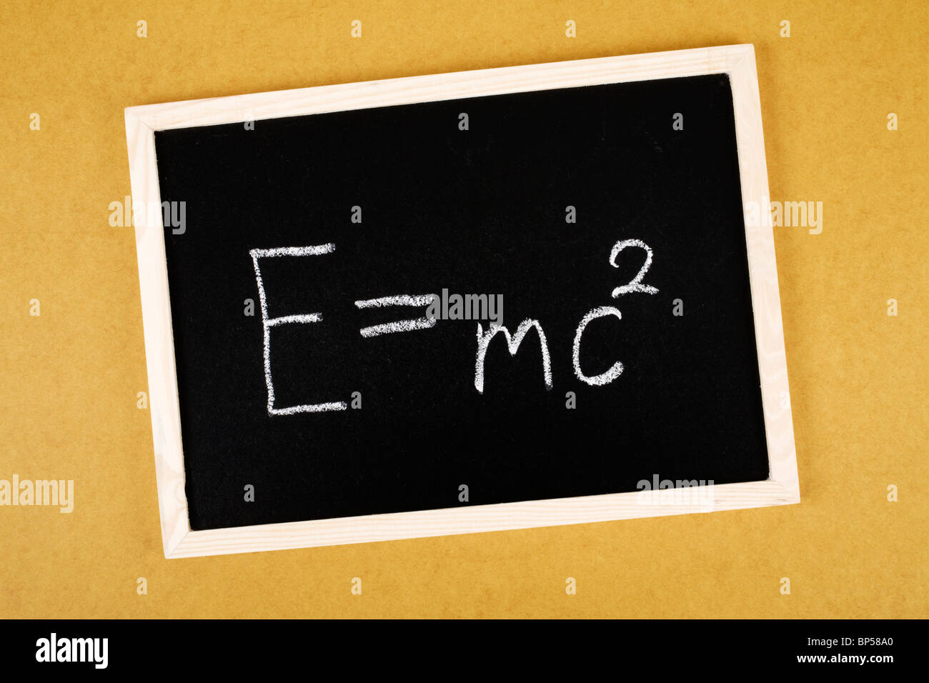 L'équation d'Einstein écrit à la craie sur un tableau noir. Banque D'Images