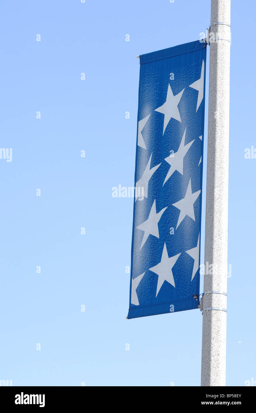 Stars sur un panneau monté sur un poteau d'éclairage du pavillon et de l'espace pour copier dans une zone de ciel bleu. Banque D'Images