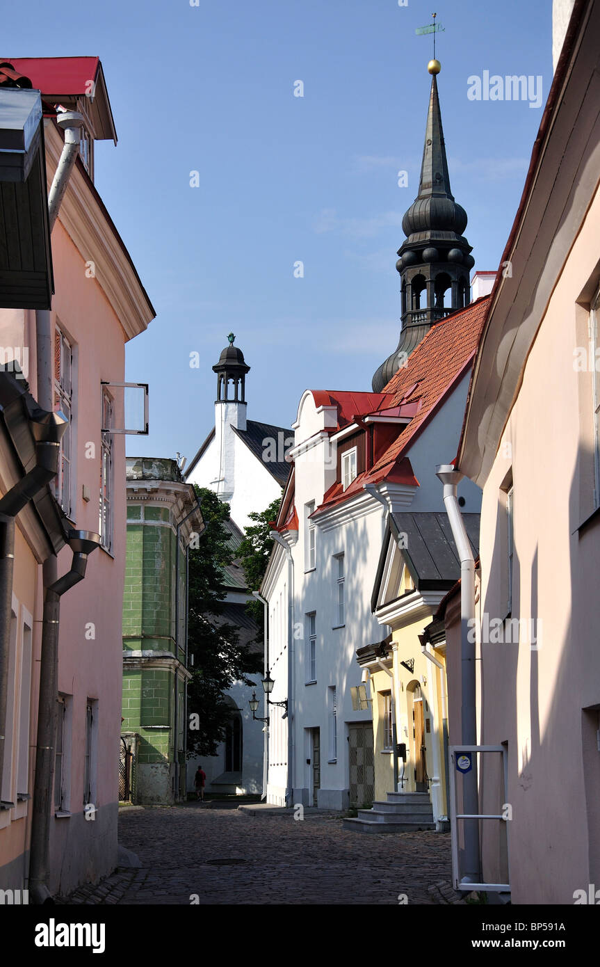 Rue Pavée, montrant la cathédrale de St.Mary's, Vieille Ville, Tallinn, Tartu County, République d'Estonie Banque D'Images