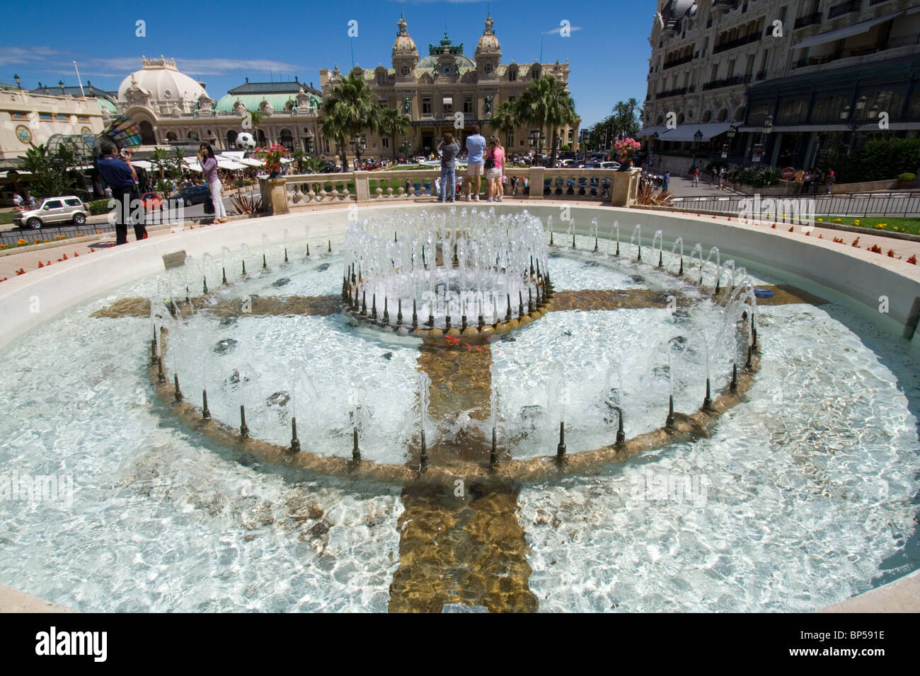 La fontaine située près de casino de Monte-Carlo. Monaco Banque D'Images