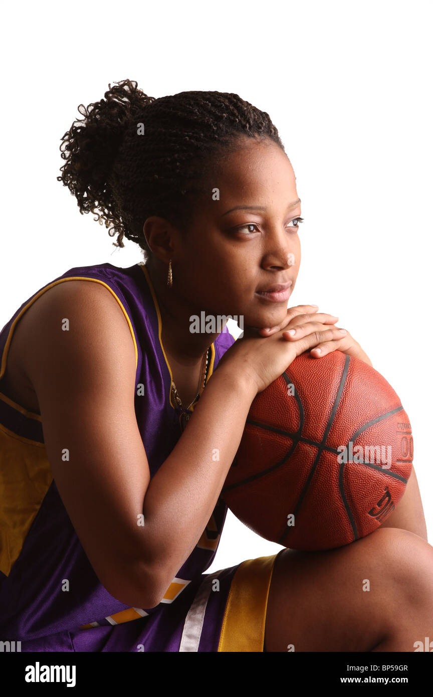 Un joueur de basket-ball High School girls posés comme une découpe sur un fond blanc. Banque D'Images