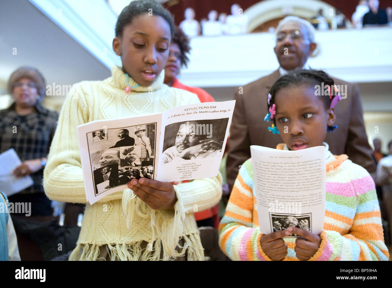 Les jeunes sœurs chanter lors d'un programme à l'Hôtel de Ville de Milford CT en se rappelant le Dr Martin Luther King, leader des droits civils, qui a été tué en 1968. Martin Luther King Day est désormais une fête nationale aux États-Unis. Banque D'Images