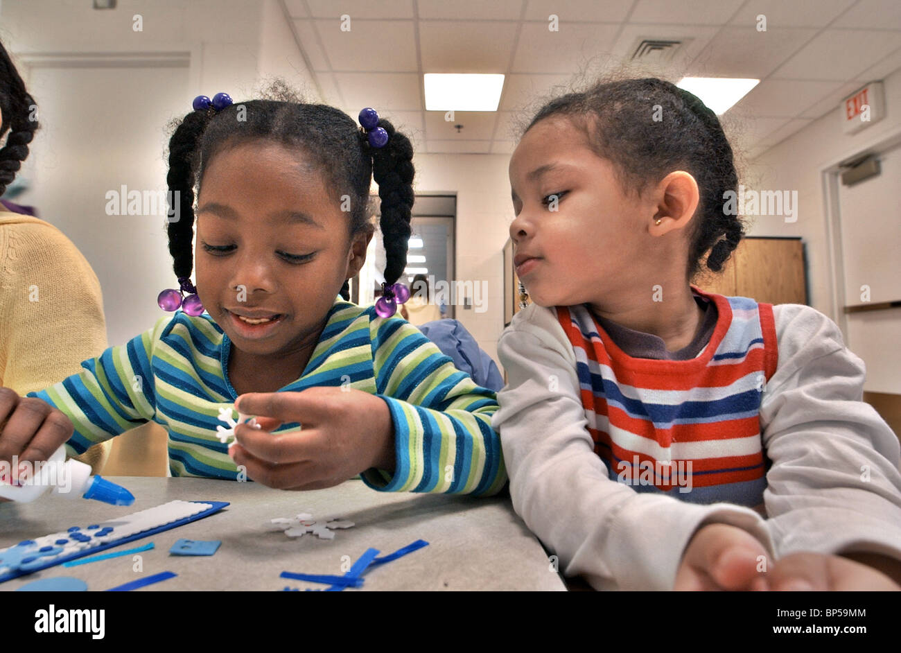 Deux enfants de rendre les arts et l'artisanat dans une bibliothèque publique en classe TC, United States Banque D'Images