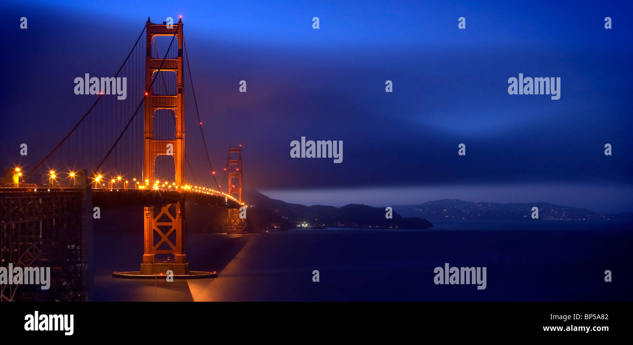 Le Golden Gate Bridge at Dusk avec Marin headlands dans l'arrière-plan Banque D'Images