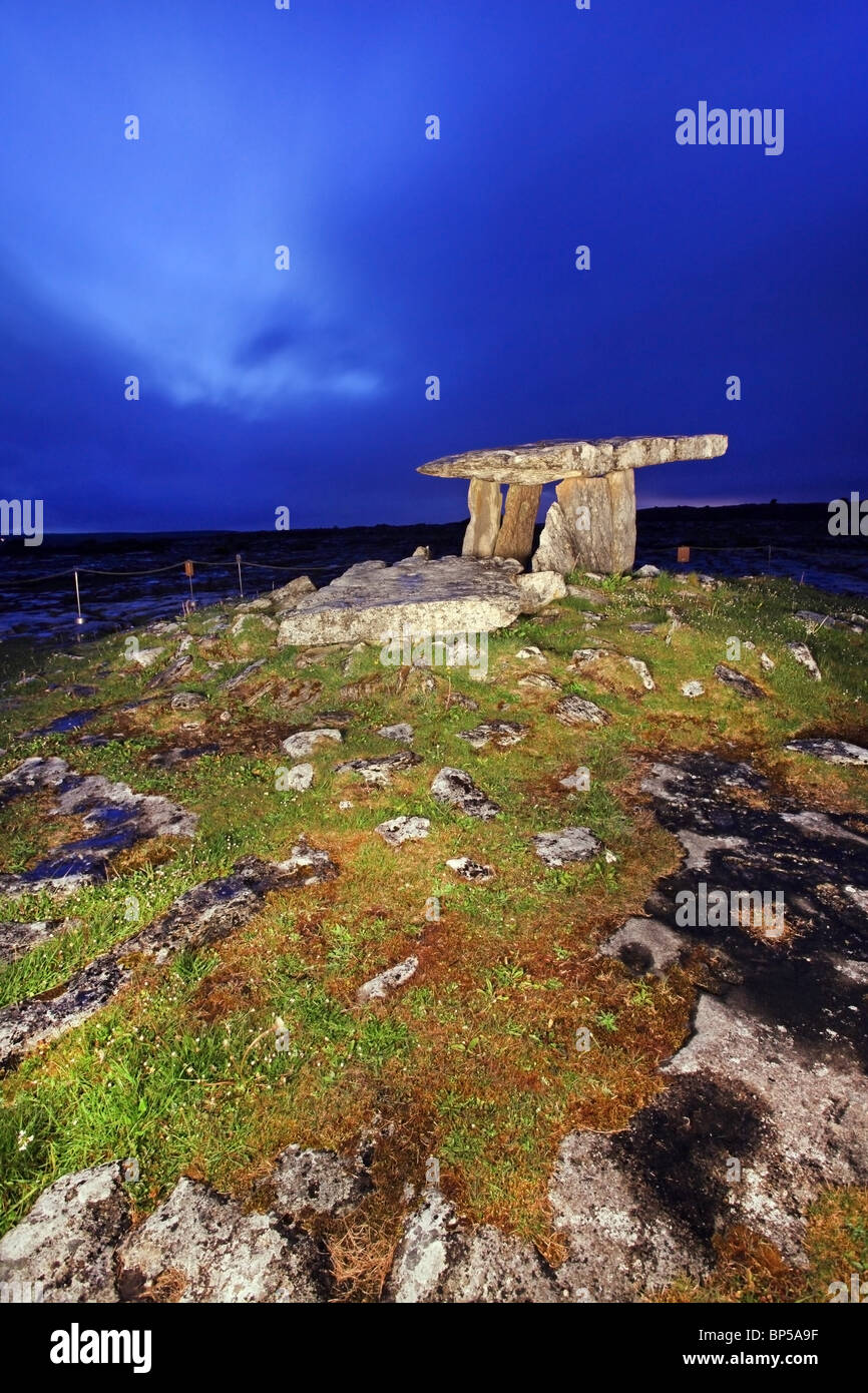 Le dolmen de Poulnabrone, le Burren, Co Clare. L'Irlande. Banque D'Images