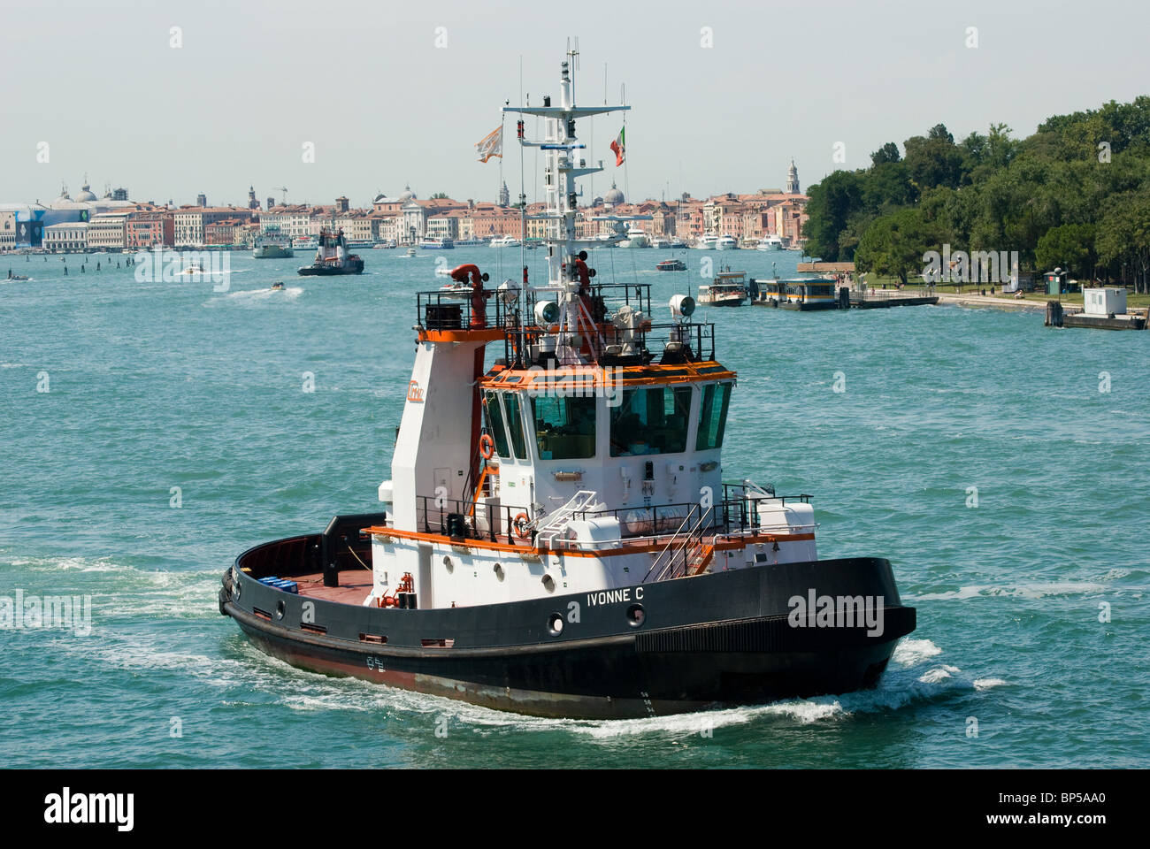 Tugboat sur Canale della Giudecca, l'approche de Venise, Italie près de Lido di Venezia.. Banque D'Images