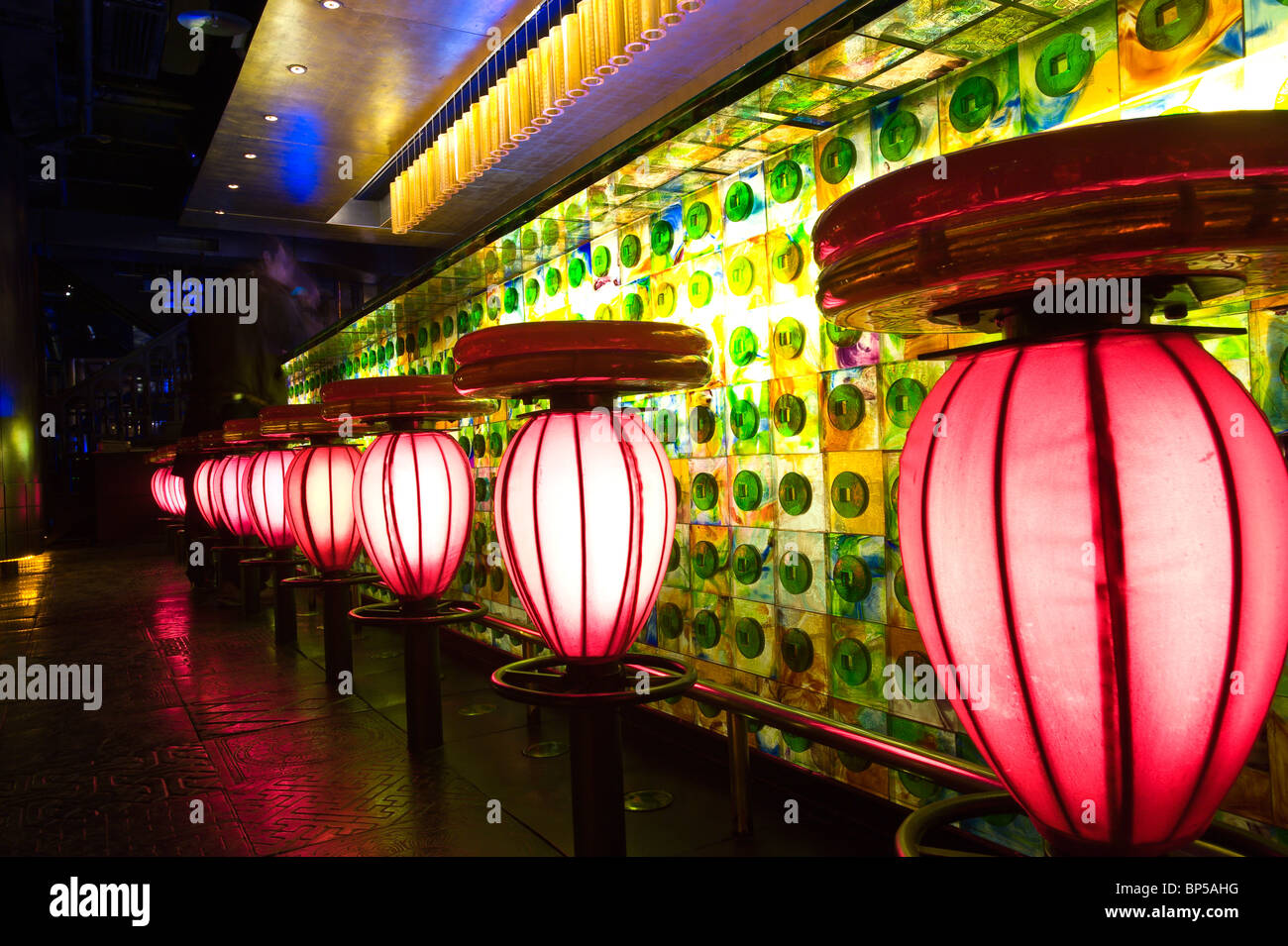 La Chine, Shanghai. Bar dans le Xin Tian Di bar. Banque D'Images