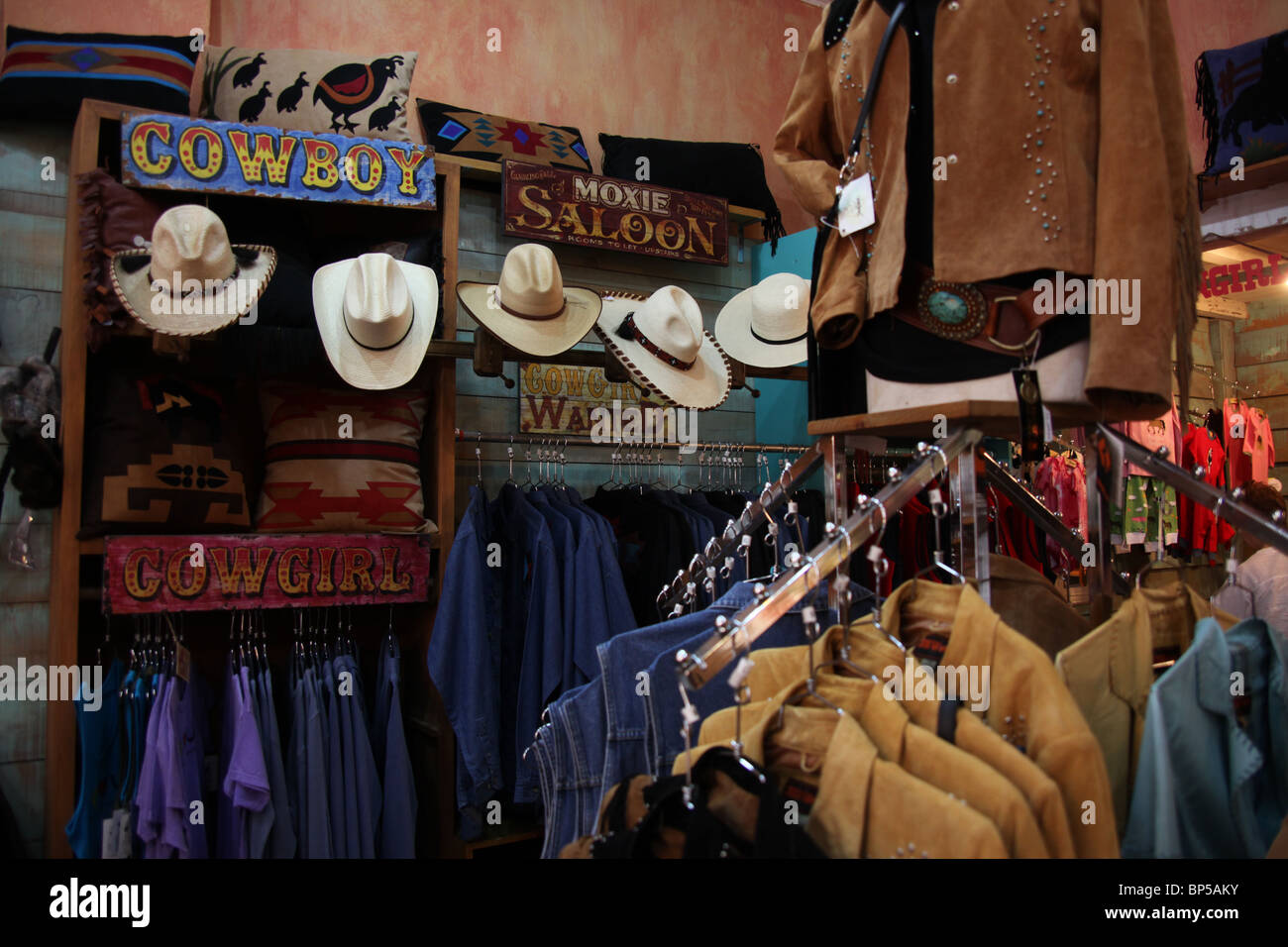 Cowboy et Cowgirl western clothing shop à Santa Fe, Nouveau Mexique, 11 juin, 2010 Banque D'Images