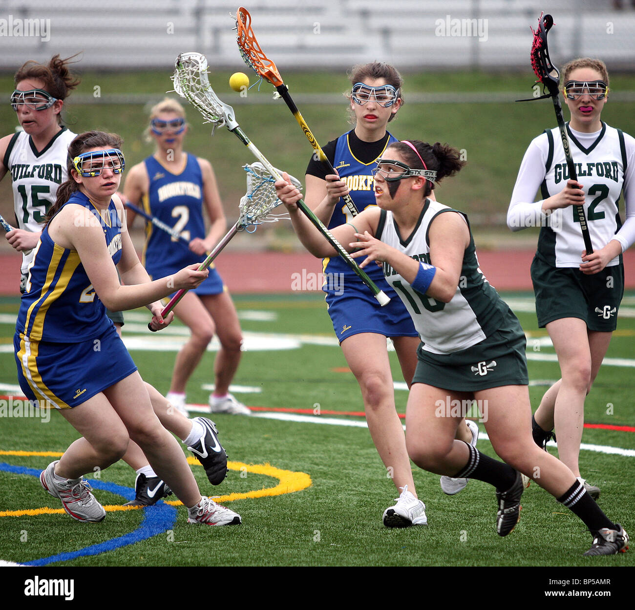 Niveau secondaire les filles jeu de crosse dans Guilford CT USA Banque D'Images