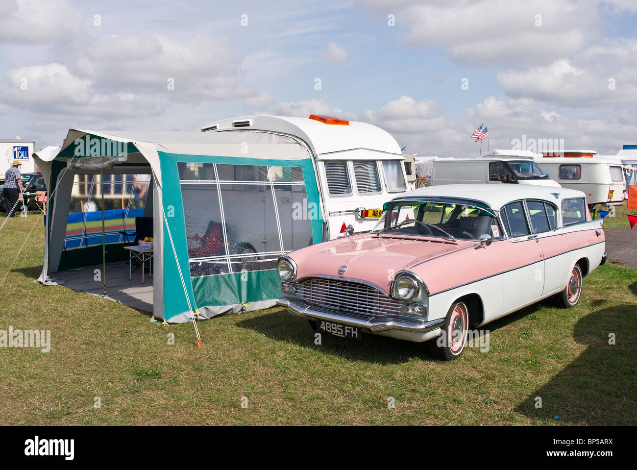 1960 Vauxhall Cresta 'break' aux côtés d'un 1973 Carlight Casalette caravane Banque D'Images