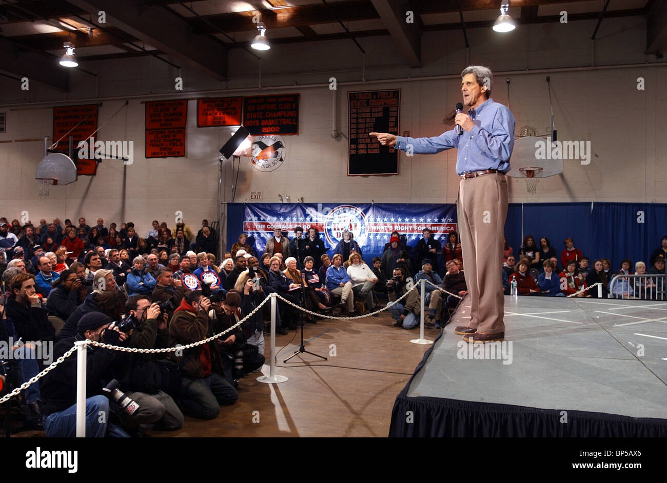 John Kerry prend la parole lors du New Hampshire lors des primaires des élections présidentielles de 2004 Banque D'Images