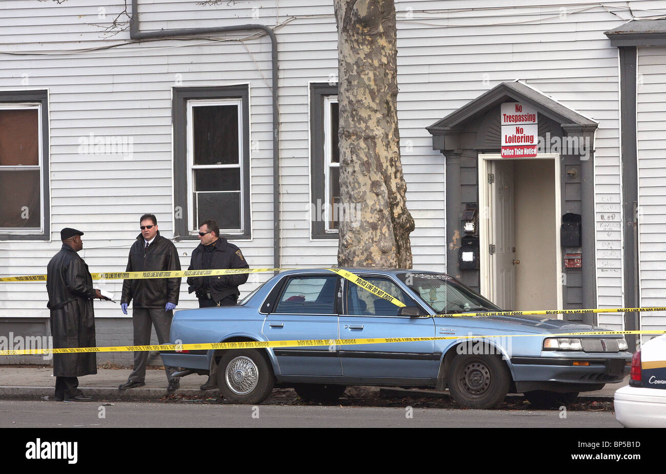 New Haven CT Les inspecteurs de la police sur les lieux d'un meurtre Banque D'Images