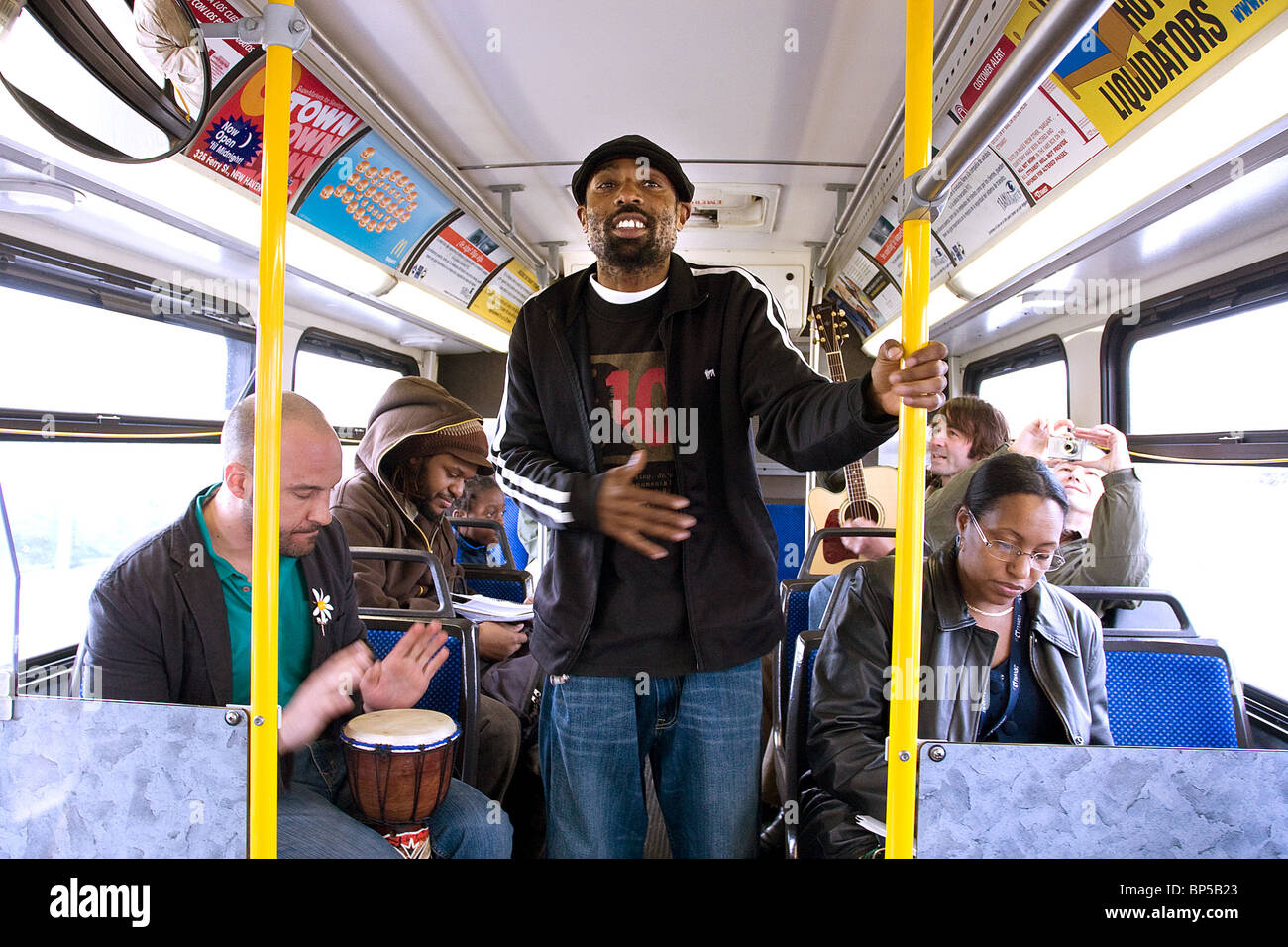 Deux hommes exécuter la musique sur un bus public à New Haven, CT USA Banque D'Images