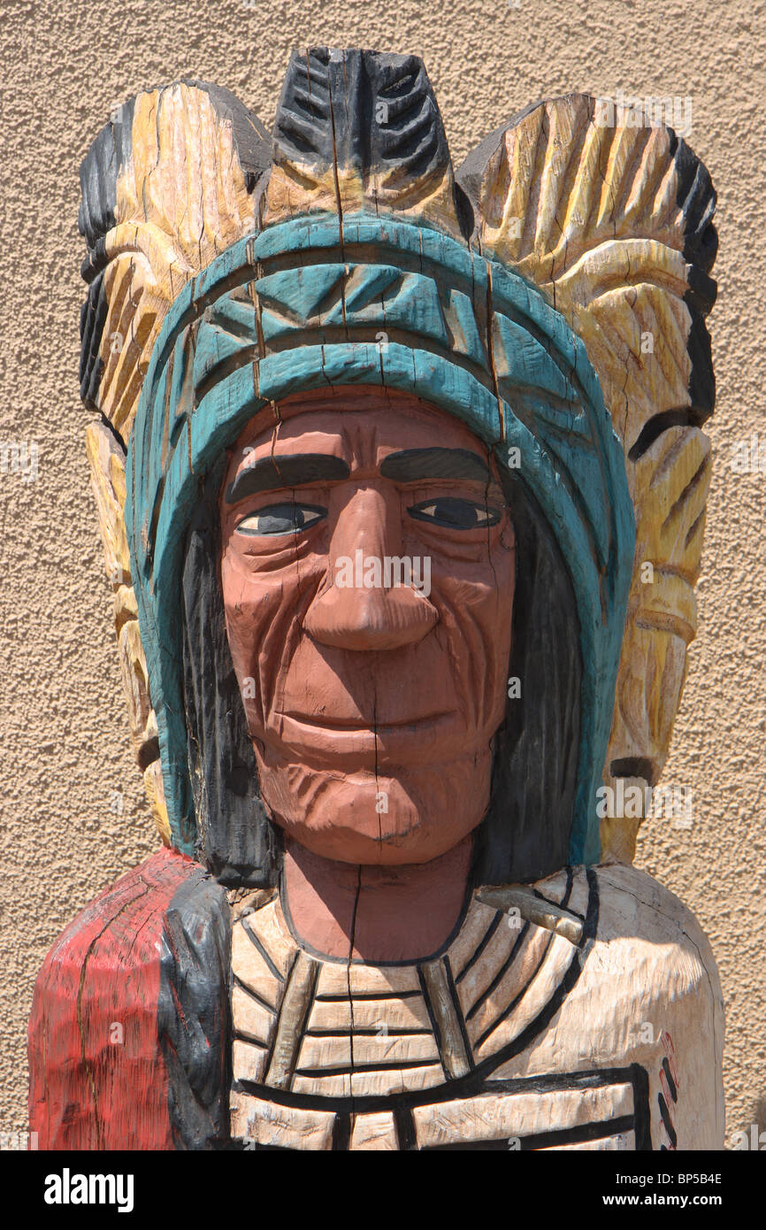 Figure en bois d'un Indien avec une coiffure de plumes, Albuquerque, États-Unis Banque D'Images